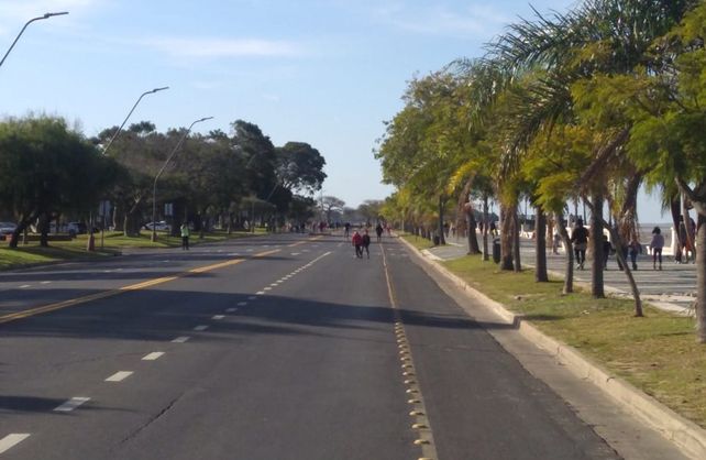 Tras 64 días de aislamiento, los santafesinos volvieron a caminar por la costanera de una forma inusual