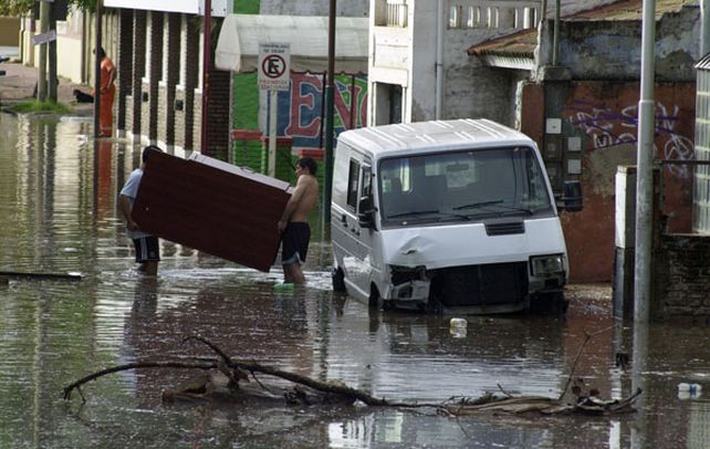 Inusual. Una calle céntrica de Madryn muestra los efectos del temporal.