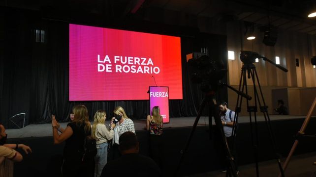 La concejala María Eugenia Schmuk, entre los dirigentes que llegaron temprano al Mercado del Patio.