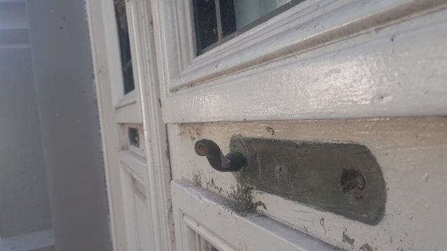 Una de las puertas ubicada en avenida Pellegrini. Se llevaron el picaporte de bronce. 