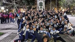 Alumnos donaron el premio de la carroza humorística a los bomberos voluntarios de Concordia
