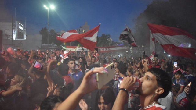 Unión, entre la fiesta y la ilusión: todo el color de los hinchas en un día muy especial