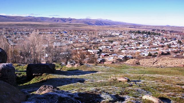 Panorámica. El gobierno provincial dispuso el cierre total del pueblo ubicado cerca de la frontera con Chile.