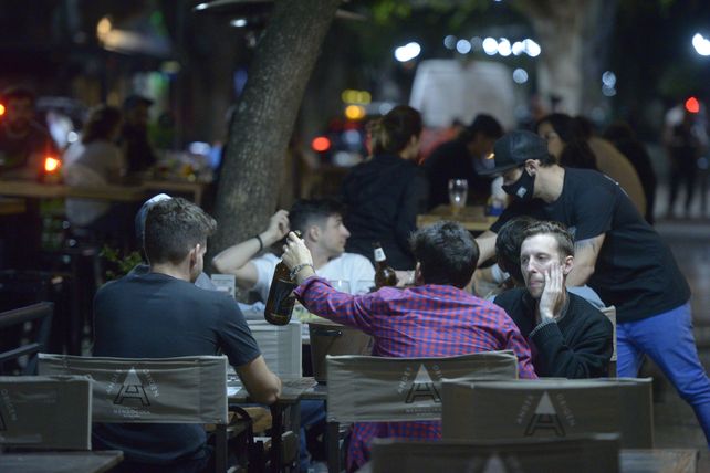 Aunque con restricciones, los rosarinos poblaron los sectores gastronómicos