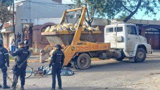 El ciclista quedó tendido y habría fallecido en el acto.