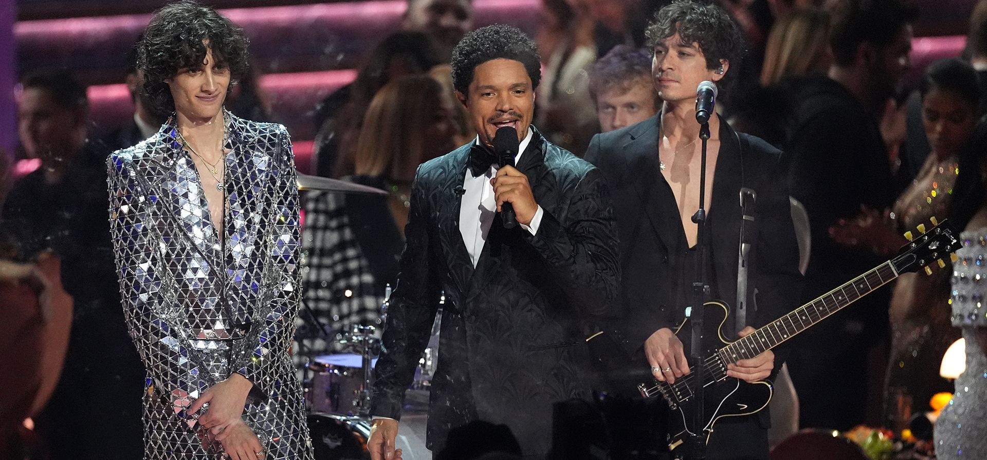 Sombrío, a la izquierda, y el presentador Trevor Noah aparecen durante la 68.ª edición anual de los Premios Grammy el domingo 1 de febrero de 2026 en Los Ángeles. (Foto AP/Chris Pizzello)