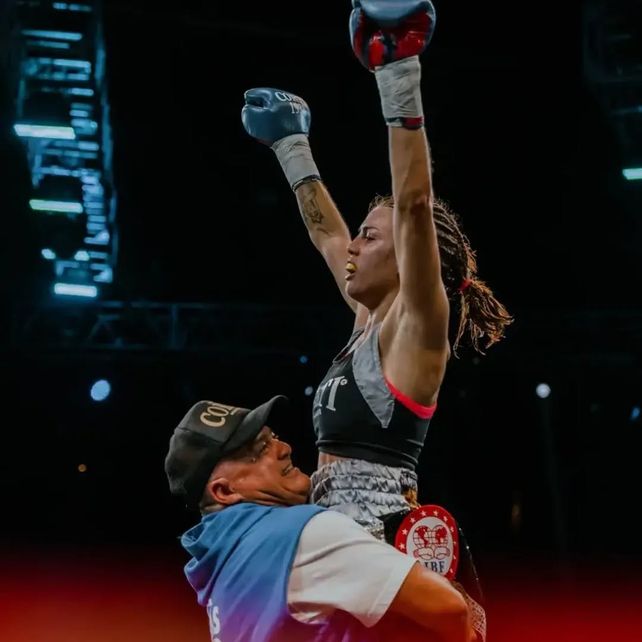 La Princesita Bermúdez es levantada por su padre y entrenador Tito Bermúdez. Una familia ligada al boxeo.