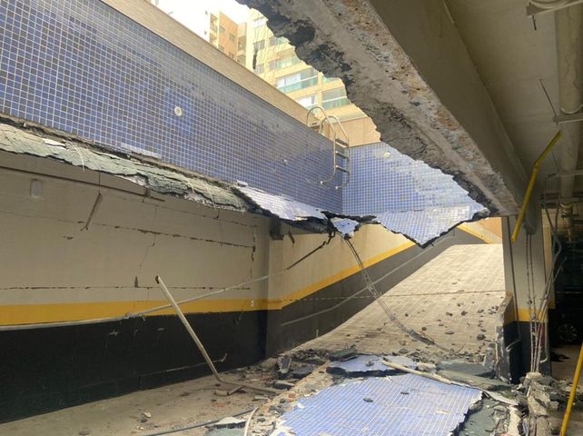 Así quedó el lugar luego de que el material cediera y el agua inundara el estacionamiento.