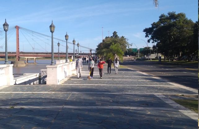 Tras 64 días de aislamiento, los santafesinos volvieron a caminar por la costanera de una forma inusual