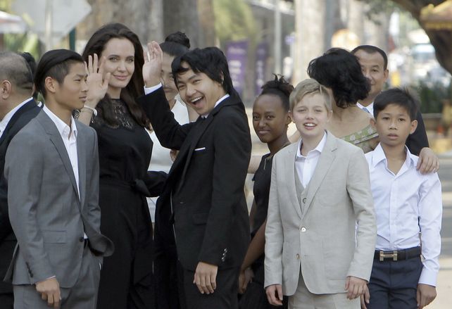 Angelina Jolie reapareció en público el sábado junto a sus hijos en la presentación de su nueva película en Camboya.