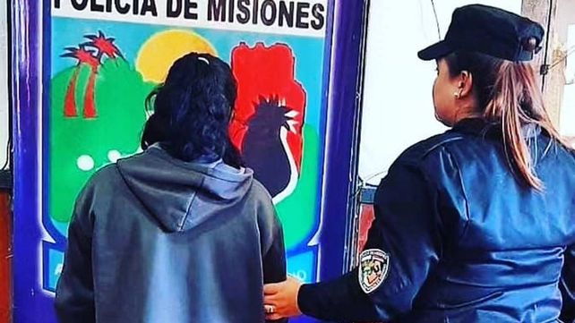 La mujer fue filmada por vecinos mientras arrojaba agua hirviendo al perro. Cuando fueron a rescatarlo el animal estaba muerto.