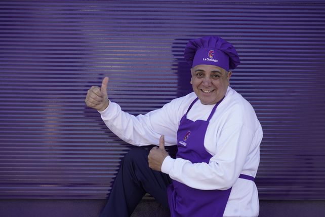 Con su gran simpatía, el nuevo influencer se saca fotos con los clientes que lo buscan en las sucursales.