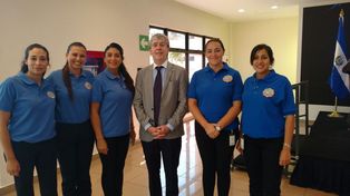 Mujeres, policía y liderazgo: una santafesina representó al país en un curso del FBI