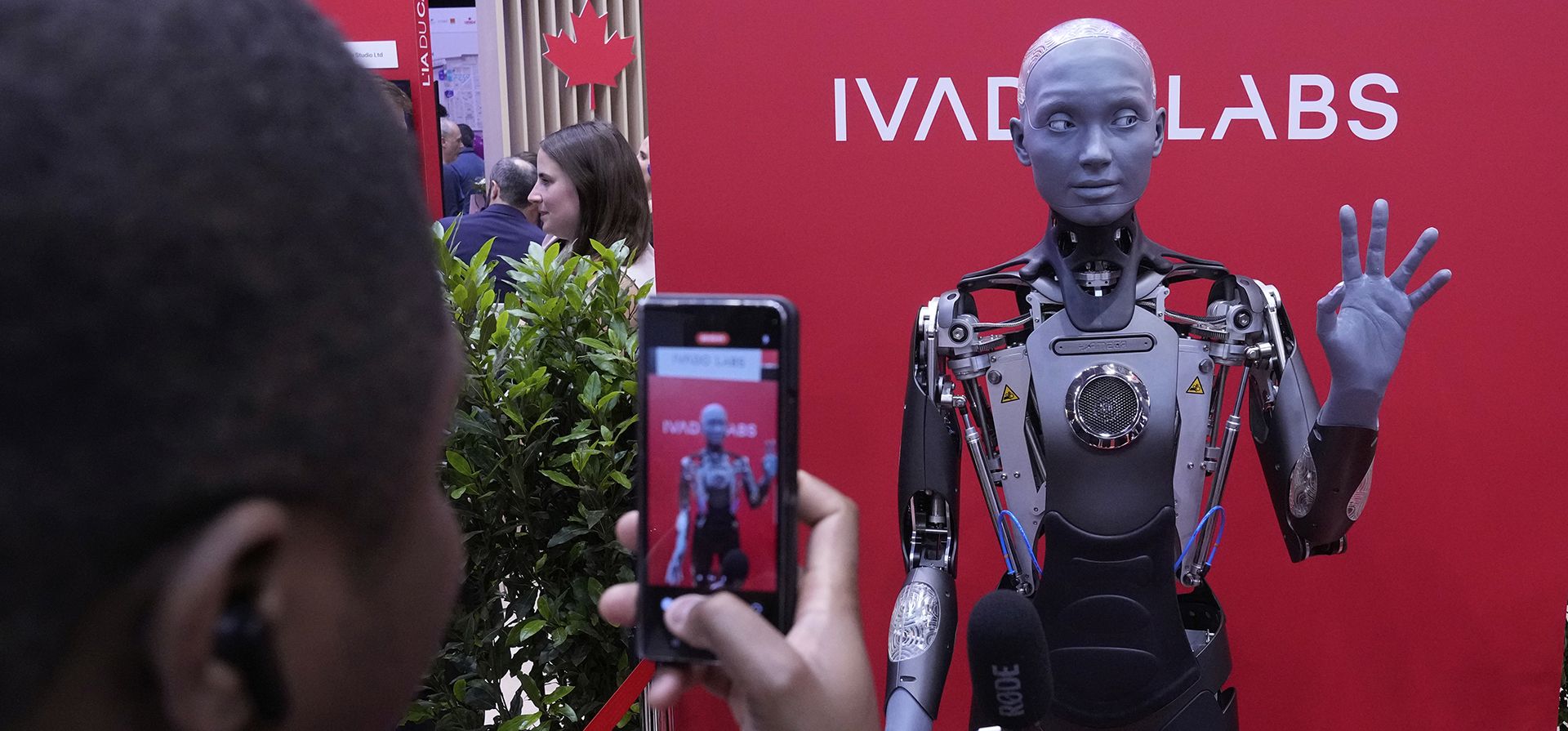 Un hombre fotografía un modelo de robot llamado Ameca, fabricado por Ivado Labs, en la feria Vivatech, una de las ferias tecnológicas más grandes de Europa, el miércoles 11 de junio de 2025 en París. (Foto AP/Michel Euler)