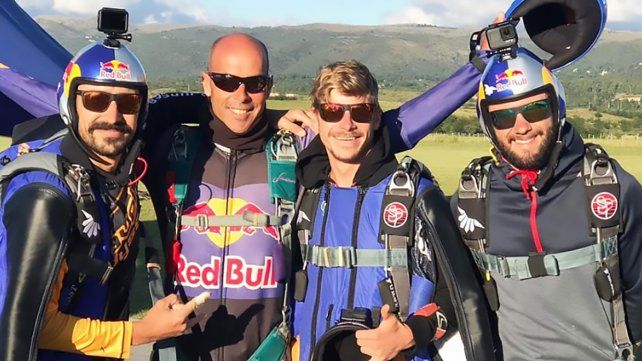 El experimentado piloto y parapentista acrobático Andy Hediger
