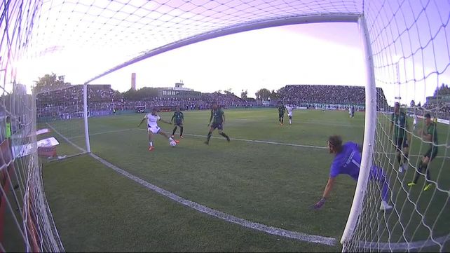 No fue gol. Gaspar Duarte le da de zurda en el área chica pero le rebotará en el otro pie y dará en el travesaño. Era el primero de Rosario Central en San Juan.
