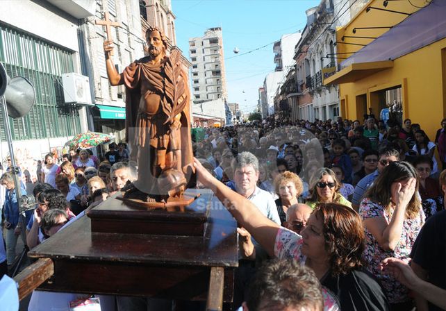 Devotos de todos lados. De la ciudad y la región se acercan año a año para pedir o agradecer. UNO de Santa Fe/José Busiemi