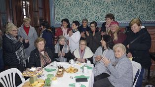 Las ex compañeras de trabajo y familiares de Elvira participaron de la emotiva ceremonia en la que el Concejo de la ciudad entregó su distinción.