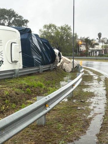 Paraná: un camión volcó en el Acceso Norte bajo una lluvia torrencial