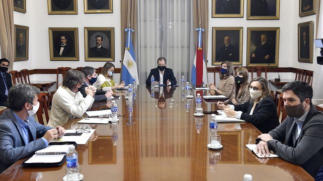 Entre Ríos: penas por hacer reuniones sociales y familiares