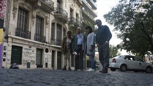 En el lugar. Los referentes de la zona no quieren que el empedrado se reemplace por carpeta asfáltica.