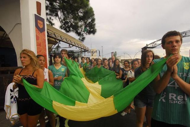 Más de 500 personas se unieron en un abrazo simbólico por Serena