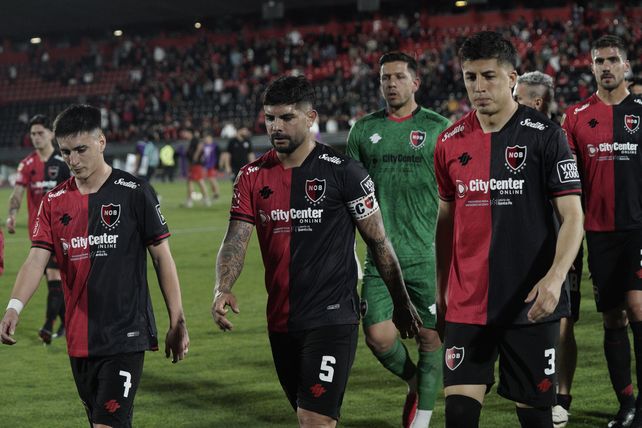 La salida de Newells tras la última derrota en el Coloso ante Barracas Central. El conjunto de Fabbiani luce caído