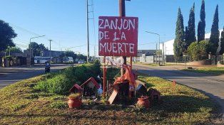 El zanjón de la muerte. Es innumerable la cantidad de vehículos caídos dentro del zanjón central de avenida Aristóbulo del Valle por siniestros viales, algunos de los cuales resultaron fatales.&nbsp;