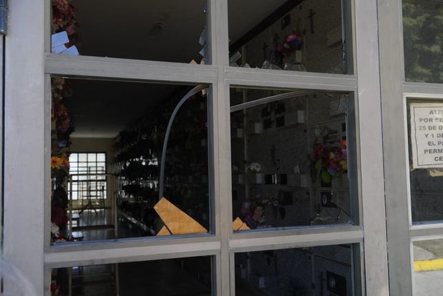 La&nbsp; puerta de aluminio de dos hojas