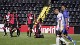 Esteban Fernández festeja su doblete a Midland por Copa Argentina, mientras se acerca Ever Banega. Los dos podrían compartir el once inicial en Newells.
