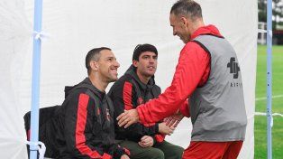Maxi Rodríguez, Mauro Formica y Lucas Bernardi, un símbolo de la unión de Newells en Bella Vista.&nbsp;