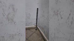 La barra de hierro con la que el atacante agredió al inspector de tránsito santafesino.