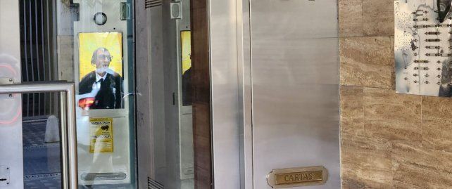 La vigilancia inteligente está en manos de un empleado remoto que se proyecta en un panel antivandálico