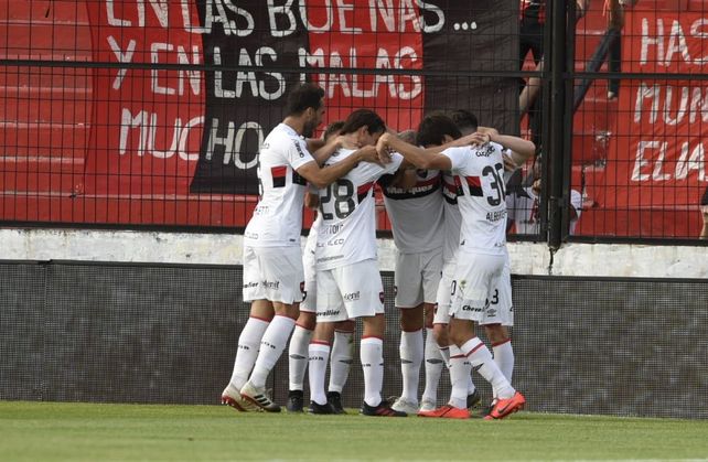 Todos abrazan a Rodrigo Salinas tras marcar el tanto de apertura ante Patronato.