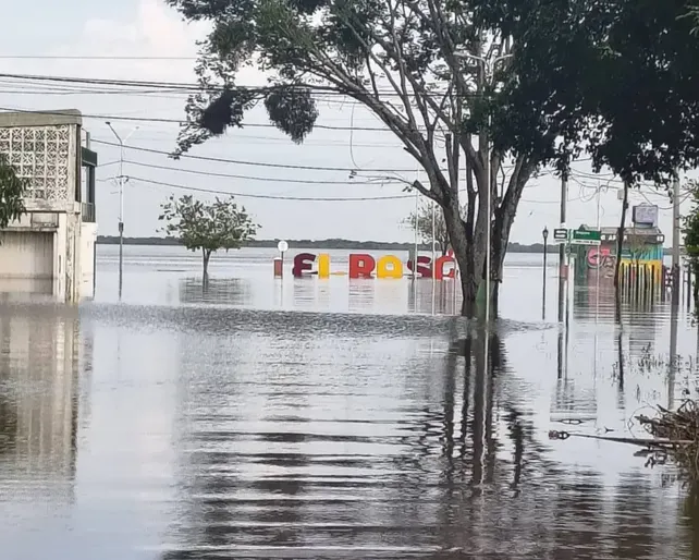 Dramática crecida del Paraná en una ciudad turística: se rompieron las defensas y el agua avanza sobre la zona urbana