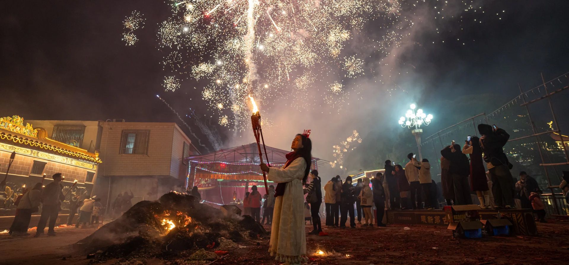 Fuegos artificiales durante un festival de antorchas, en el que la gente conmemora a sus antepasados, Jieyang, China. Fotografía: Anadolu/Getty Images Fuegos artificiales durante un festival de antorchas, en el que la gente conmemora a sus antepasados, Jieyang, China. Fotografía: Anadolu/Getty Images