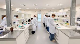 Manos a la ciencia. Los alumnos y alumnas de la escuela Balseiro en las instalaciones del Xlab Rosario.