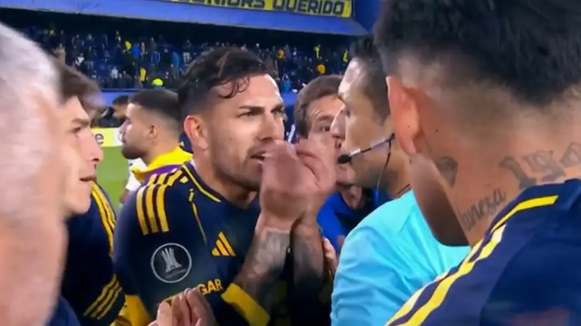 Todo Boca le reclamó al árbitro Jesús Valenzuela por las polémicas del VAR.