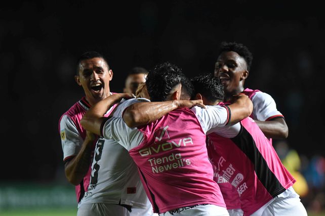 Por una copa feliz. Los jugadores de Newells celebran el último gol convertido