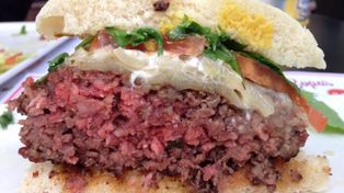 La carne cruda es uno de las causantes de la enfermedad, por eso recomiendan cocinar bien a carne, especialmente la carne picada.&nbsp; 