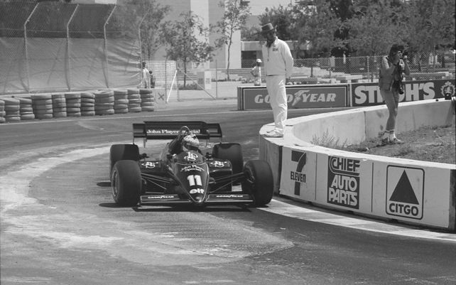 Así se veía el pavimento en una de las curvas, con el paso de Elio De Angelis con el Lotus.