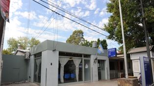 Una pareja llamó a la policía tras ser retenida en un motel por una habitación sucia