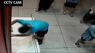 Se apoyó en un cuadro de 1,5 millón de dólares para no caerse y lo rompió