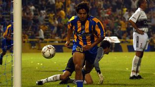 El Yerbatero González festeja el primer tanto en la victoria de Central contra Olimpia en la Libertadores 2004