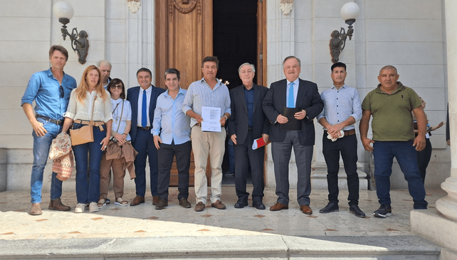Algunos de los productores que denunciaron al jefe comunal.