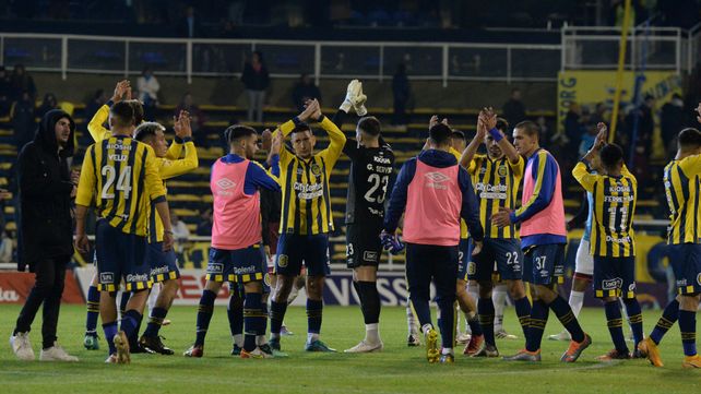 Los futbolistas canallas saludan a os hinchas tres el 0 a 0 contra Lanús.