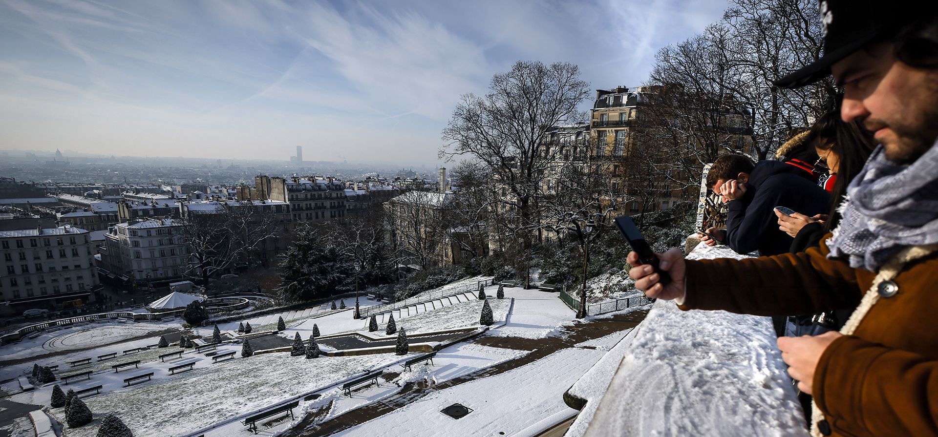 La gente observa la ciudad desde la basílica del Sacre Coeur después de las nevadas, el jueves 18 de enero de 2024 en el distrito de Montmartre de París. (Foto AP/Thomas Padilla) La gente observa la ciudad desde la basílica del Sacre Coeur después de las nevadas, el jueves 18 de enero de 2024 en el distrito de Montmartre de París. (Foto AP/Thomas Padilla)