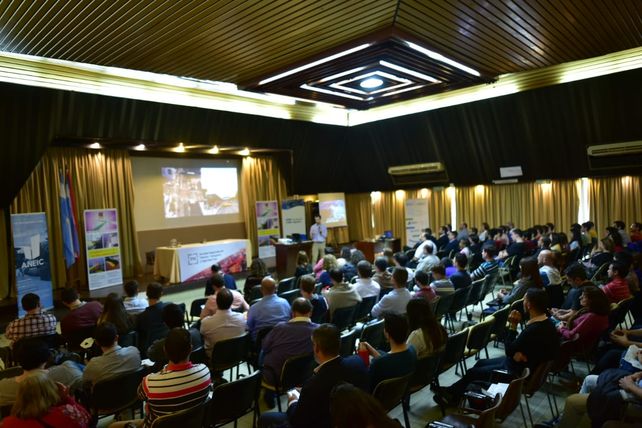 Por la mañana el Salón de los Colegios estuvo repleto.&nbsp;