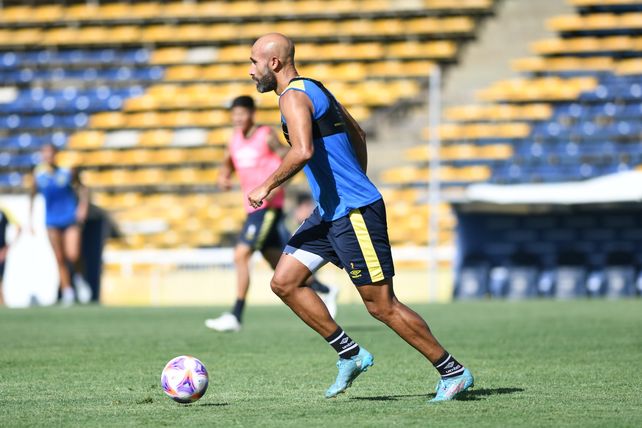 Carlos Quintana llegó el lunes a Central, firmó el martes y ya este jueves se metió en la práctica de fútbol.