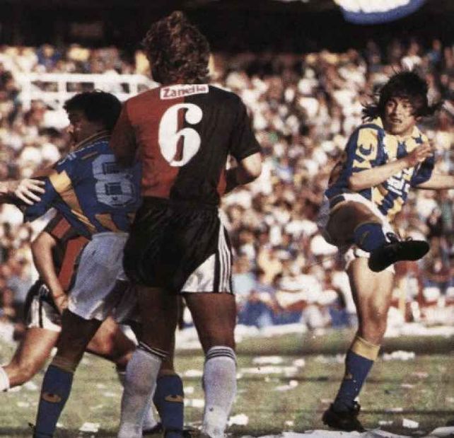 El cabezazo del Puma Rodríguez va rumbo a la red para empatar el clásico del 92 que luego quedaría para Central.